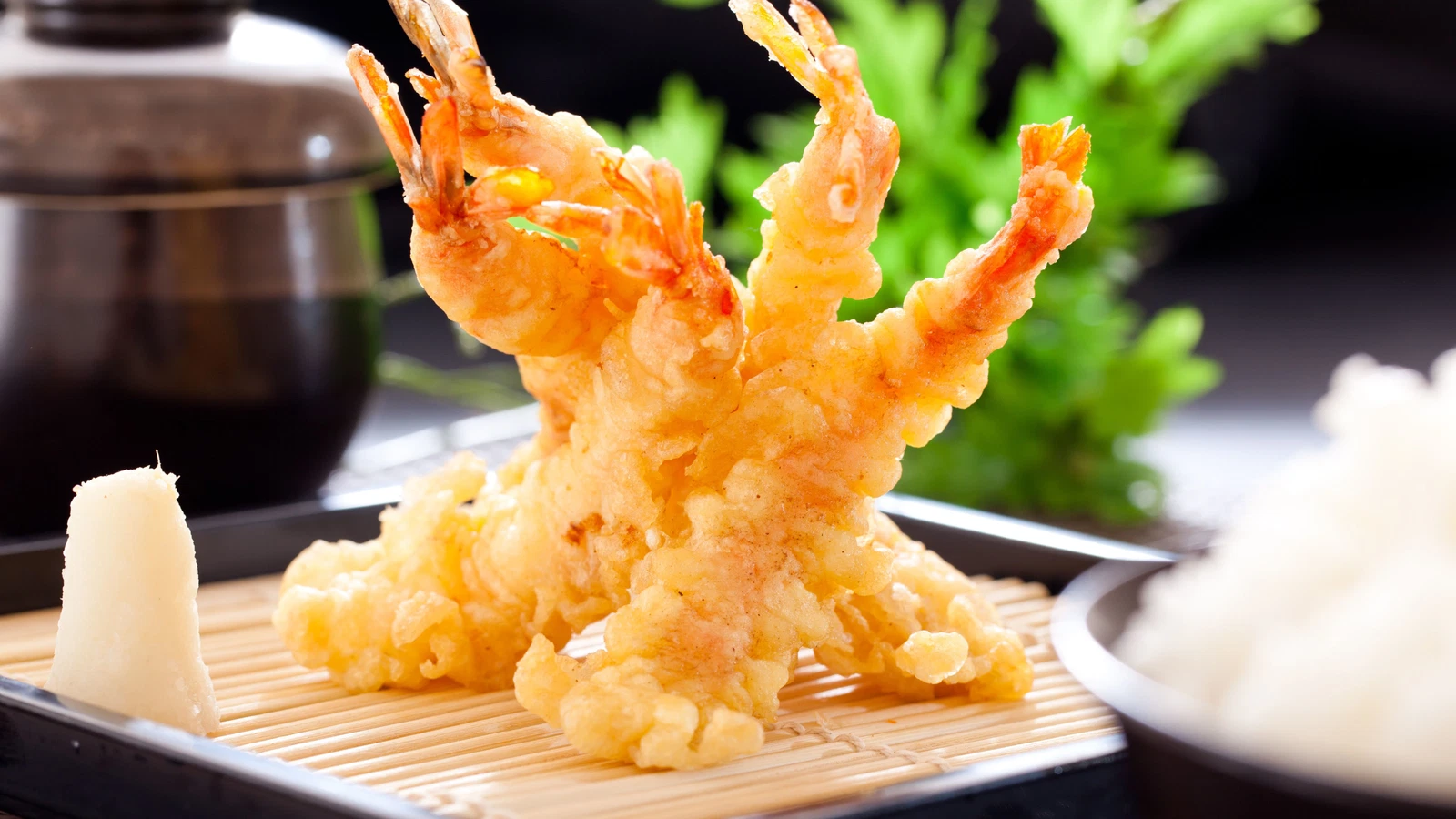 Tempuras de crevettes croustillantes servies dans une assiette, spécialité japonaise Sushi Rainbow