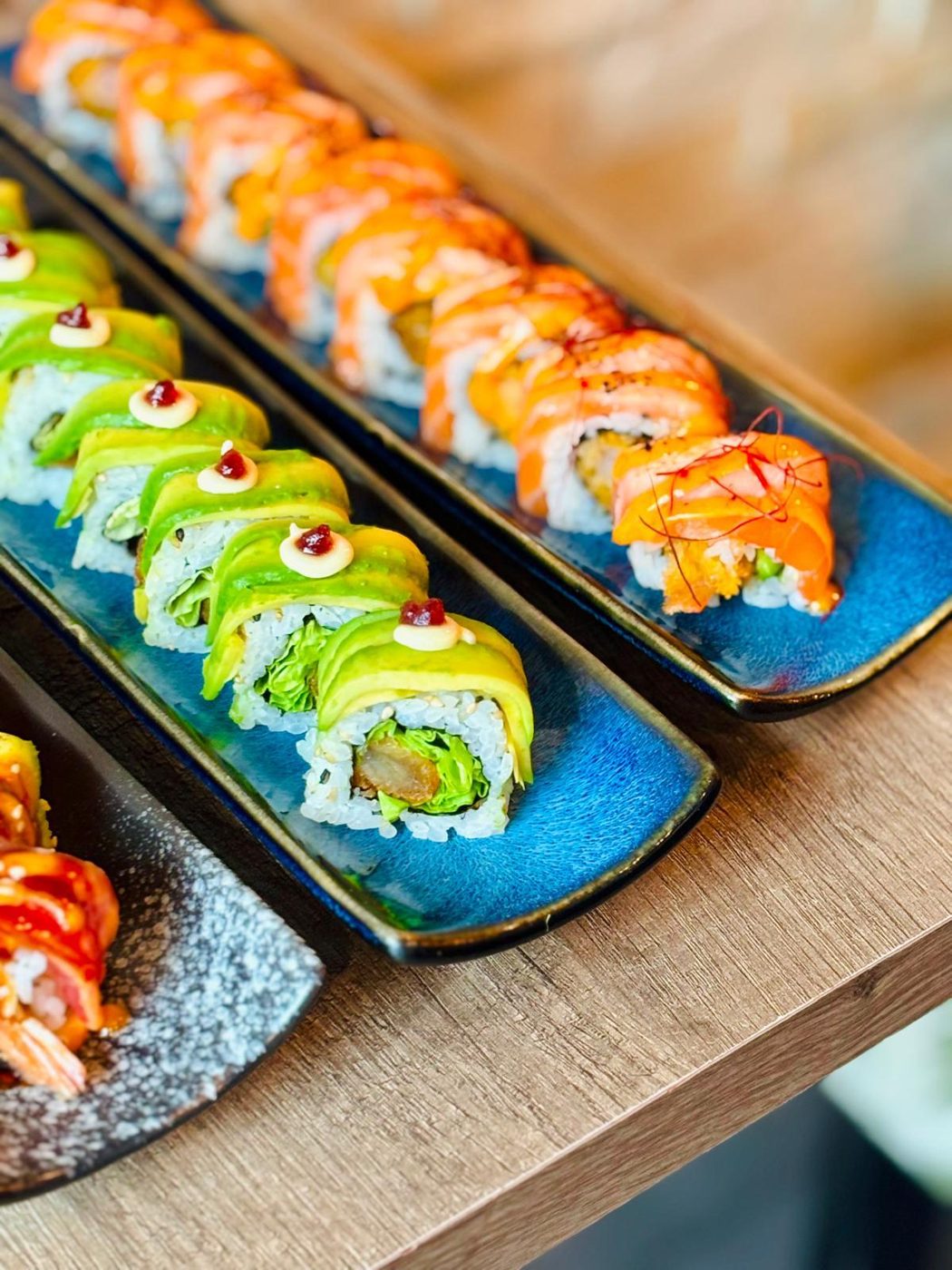 Makis hosomaki coupés révélant la garniture de thon rouge et concombre