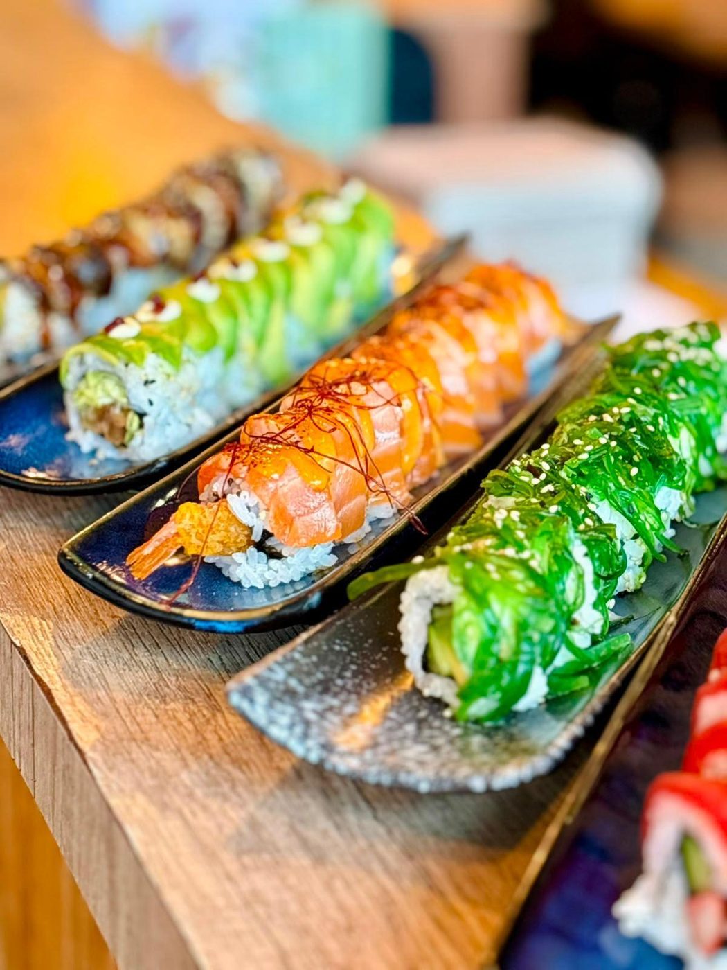 Plateau de sushis assortis dressé dans un restaurant japonais raffiné