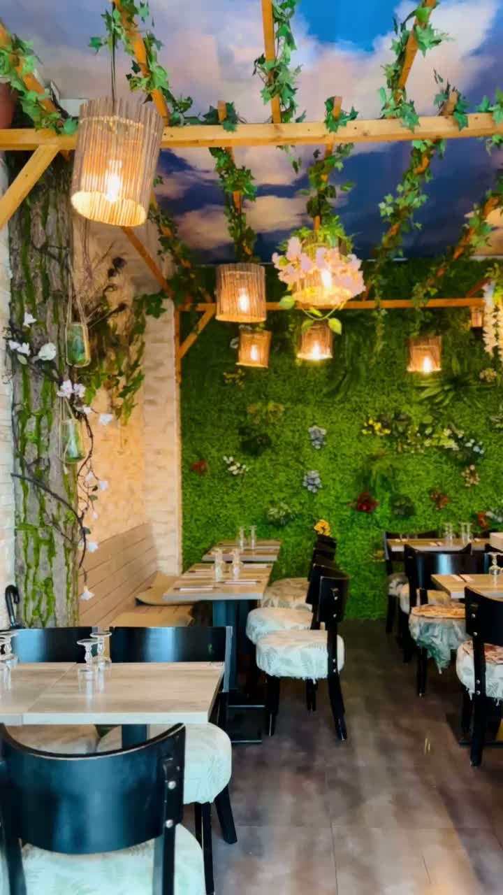 Comptoir en bois du restaurant Sushi Rainbow à Bastille, où les itamae préparent les sushis à la commande